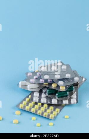 Verschiedene Medikamente in Tabletten und Kapseln auf blauem Hintergrund. Medizinkonzept. Pharmazeutische Blisterpackung. Packung mit Tabletten. Stockfoto