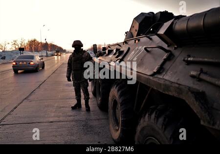 (200319) -- NUR-SULTAN, 19. März 2020 (Xinhua) -- EIN Soldat der kasachischen Streitkräfte steht Wache an einem Kontrollpunkt in Nur-Sultan, Kasachstan, 18. März 2020. Kasachstan sperrte seine beiden größten Städte Nur-Sultan und Almaty ab dem 19. März ein, um die Ausbreitung von COVID-19 auf andere Teile des Landes zu verhindern, teilte die staatliche notkommission am Dienstag mit. Kasachstan hat am Dienstag 32 Fälle von Coronavirus registriert, die alle in Nur-Sultan und Almaty gemeldet wurden. (Foto von Kalizhan Ospanov/Xinhua) Stockfoto