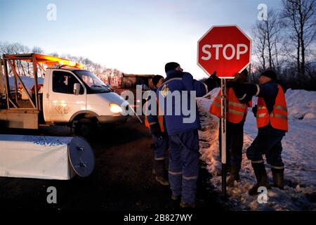 (200319) -- NUR-SULTAN, 19. März 2020 (Xinhua) -- Mitarbeiter installieren an einem Kontrollpunkt in Nur-Sultan, Kasachstan, 18. März 2020, ein "Top"-Schild. Kasachstan sperrte seine beiden größten Städte Nur-Sultan und Almaty ab dem 19. März ein, um die Ausbreitung von COVID-19 auf andere Teile des Landes zu verhindern, teilte die staatliche notkommission am Dienstag mit. Kasachstan hat am Dienstag 32 Fälle von Coronavirus registriert, die alle in Nur-Sultan und Almaty gemeldet wurden. (Foto von Kalizhan Ospanov/Xinhua) Stockfoto