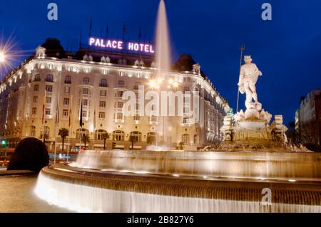 Neptuno Springbrunnen und Palace Hotel, Blick auf die Nacht. Canovas del Castillo Platz, Madrid, Spanien. Stockfoto