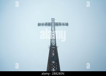Geiereck Berggipfel im Untersberg mit Kreuz, Grödig, Salzburg-Umgebung, Österreich. Untersberg, bei Salzburg, Berchtesgadener Alpen. Stockfoto