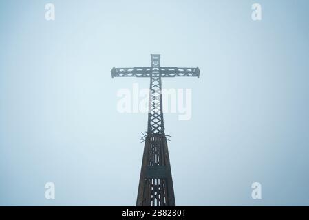 Geiereck Berggipfel im Untersberg mit Kreuz, Grödig, Salzburg-Umgebung, Österreich. Untersberg, bei Salzburg, Berchtesgadener Alpen. Stockfoto