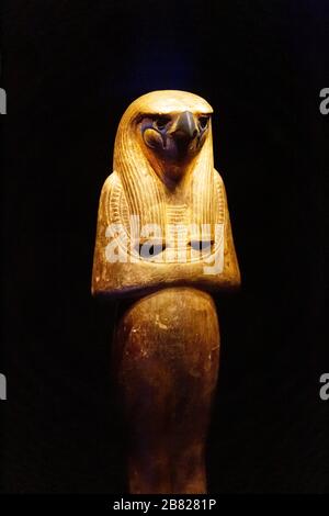 Tutanchamuns Grabschätze - Statue von Herwer oder Horus dem älteren, einer der altägyptischen Götter, vergoldete Holzfigur, das alte Ägypten Stockfoto