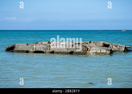 Weltkrieg zwei Tage lang versteinern der Mulberry-Hafen-Beton Reste im Meer, Arromanches-les-Bains, Normandie, Frankreich. Stockfoto