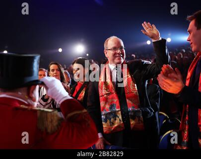 Monaco. Januar 2020. Das am 16. Januar 2020 aufgenommene Dateifoto zeigt Prinz Albert II (2. R), Staatschef des Fürstbistums Monaco, beim 44. Internationalen Zirkusfestival Monte-Carlo in Monaco. Fürst von Monaco, Albert II., hat sich positiv auf das Coronavirus getestet, während seine Gesundheit in gutem Zustand ist, sagte Fürstspalast am Donnerstag. Kredit: Gao Jing/Xinhua/Alamy Live News Stockfoto