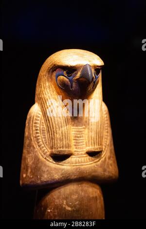 Tutanchamuns Grabschätze - Nahaufnahme der Statue von Herwer oder Horus dem älteren, einer der altägyptischen Götter, vergoldete Holzfigur, das alte Ägypten Stockfoto