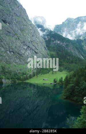 Holzhütte als Restaurant/Haus am Obersee, umgeben von Bergen - Schönau, Berchtesgaden, Bayern, Deutschland, Europa (Berchtesgaden) Stockfoto