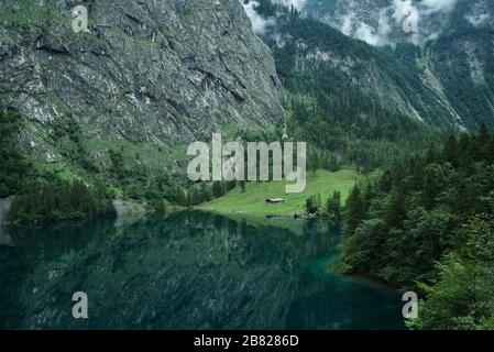 Holzhütte als Restaurant/Haus am Obersee, umgeben von Bergen - Schönau, Berchtesgaden, Bayern, Deutschland, Europa (Berchtesgaden) Stockfoto