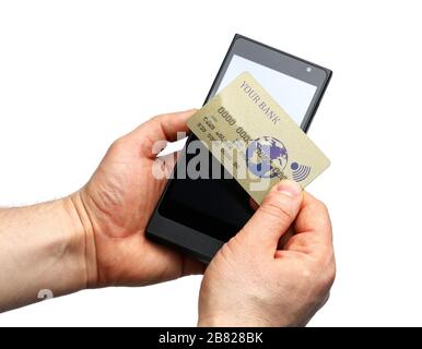 Stifthände mit drahtlosem POS-Terminal und Bankkarte isoliert auf weißem Hintergrund Stockfoto