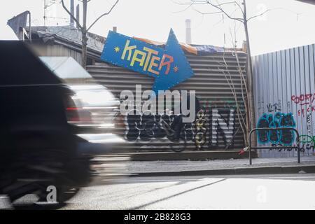 Berlin, Deutschland. März 2020. Blick auf den Eingang zum Club "Kater Blau". Die öffentliche Gesundheitsabteilung Friedrichshain-Kreuzberg hat einen bestätigten Fall von Coronavirus gemeldet, der auf einen Besucher des Clubs "Kater Blau" zurückgeführt werden kann. Kredit: Jörg Carstensen / dpa / ZB / dpa / Alamy Live News Stockfoto