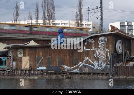 Berlin, Deutschland. März 2020. Blick auf den Außenbereich des Vereins "Kater Blau". Die öffentliche Gesundheitsabteilung Friedrichshain-Kreuzberg hat einen bestätigten Fall von Coronavirus gemeldet, der auf einen Besucher des Clubs "Kater Blau" zurückgeführt werden kann. Kredit: Jörg Carstensen / dpa / ZB / dpa / Alamy Live News Stockfoto