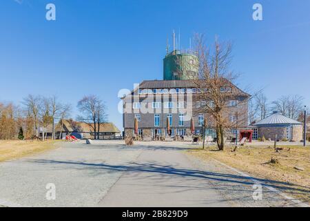 Winterberg - Blick auf Hotel und Restaurant am Berg Kahler Asten, der auch eine Wetterstation, Nordrhein-Westfalen, Deutschland, 28.03.2017, beherbergt Stockfoto