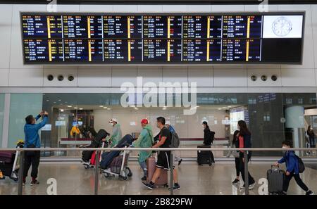 Hongkong, China. März 2020. Alle Menschen, die aus dem Ausland den Flughafen Hongkong erreichen, müssen bei Ausbruch der neuartigen Coronavirus Pneumonie am 18. März 2020 in Hongkong, China einer Quarantäne-Inspektion unterzogen werden. (Foto von Top Photo/Sipa USA) Credit: SIPA USA/Alamy Live News Stockfoto