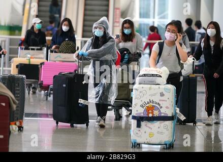 Hongkong, China. März 2020. Alle Menschen, die aus dem Ausland den Flughafen Hongkong erreichen, müssen bei Ausbruch der neuartigen Coronavirus Pneumonie am 18. März 2020 in Hongkong, China einer Quarantäne-Inspektion unterzogen werden. (Foto von Top Photo/Sipa USA) Credit: SIPA USA/Alamy Live News Stockfoto