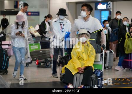 Hongkong, China. März 2020. Alle Menschen, die aus dem Ausland den Flughafen Hongkong erreichen, müssen bei Ausbruch der neuartigen Coronavirus Pneumonie am 18. März 2020 in Hongkong, China einer Quarantäne-Inspektion unterzogen werden. (Foto von Top Photo/Sipa USA) Credit: SIPA USA/Alamy Live News Stockfoto