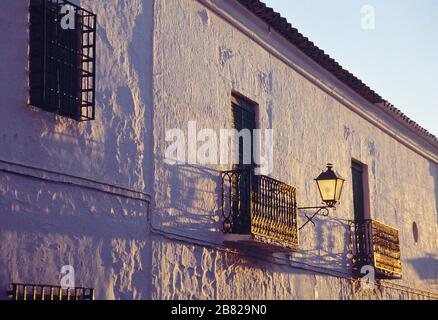 Fassade des Hauses in der Abenddämmerung. Villanueva de los Infantes, Provinz Ciudad Real, Castilla La Mancha, Spanien. Stockfoto