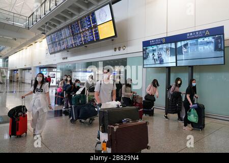 Hongkong, China. März 2020. Alle Menschen, die aus dem Ausland den Flughafen Hongkong erreichen, müssen bei Ausbruch der neuartigen Coronavirus Pneumonie am 18. März 2020 in Hongkong, China einer Quarantäne-Inspektion unterzogen werden. (Foto von Top Photo/Sipa USA) Credit: SIPA USA/Alamy Live News Stockfoto