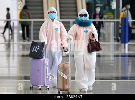 Hongkong, China. März 2020. Alle Menschen, die aus dem Ausland den Flughafen Hongkong erreichen, müssen bei Ausbruch der neuartigen Coronavirus Pneumonie am 18. März 2020 in Hongkong, China einer Quarantäne-Inspektion unterzogen werden. (Foto von Top Photo/Sipa USA) Credit: SIPA USA/Alamy Live News Stockfoto