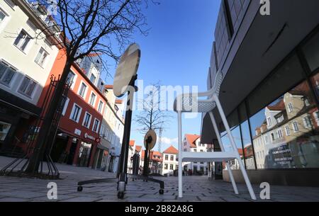 19. März 2020, Bayern, Kempten: Zusammengeklappt sind die Tische eines Straßencafés in der menschenleeren Fußgängerzone gegen 15 Uhr. Foto: Karl-Josef Hildenbrand / dpa Stockfoto