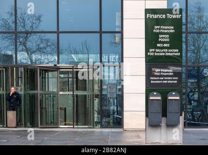 Saint-Josse, Brüssel Hauptstadt Region / Belgien - 03 07 2020: Zeichen in Richtung der Finanzturm der Bundesverwaltung und Tacs zahlen Stockfoto