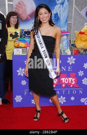 Miss California Teen USA, Kylee Lin bei der Weltpremiere von "The Santa Clause 3: The Escape Clause" im El Capitan Theatre in Hollywood, Kalifornien. Die Veranstaltung fand am Sonntag, 29. Oktober 2006 statt. Foto von: SBM / PictureLux - Aktenzeichen # 33984-8920SBMPLX Stockfoto