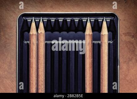 Holzbleistifte in einer Schachtel mit Zwischenräumen. Konzeptbild für soziale Distanzierung. Stockfoto
