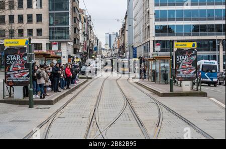 Brüssel Business District / Belgien - 02 04 2020: Die Straßenbahnlinien und die Straßenbahnhaltestelle der Rue Royale in Botanique, mit Autos und Lightrail-Züge kommen Stockfoto