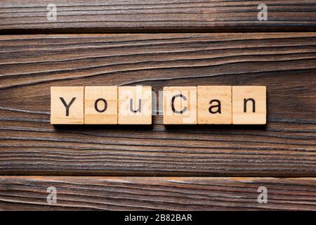 Sie können auf Holzblock geschriebene Wörter eingeben. Sie können Text auf Holztisch für Ihr Desing, Top-View-Konzept. Stockfoto