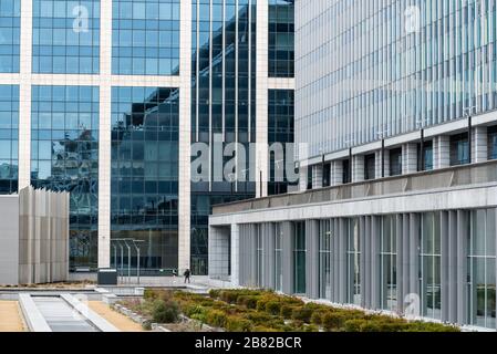 Brüssel, Brüssel, Region Hauptstadt / Belgien - 02 04 2020: Abstrakter Blick auf das moderne Gebäude der Bundesverwaltung Stockfoto