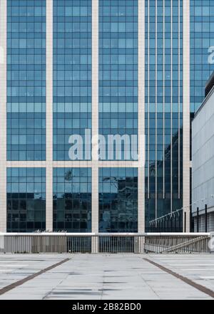 Brüssel Business District/ Belgien - 02 04 2020: Abstrakter Blick auf das moderne Gebäude des Bundesverwaltungszentrums Stockfoto