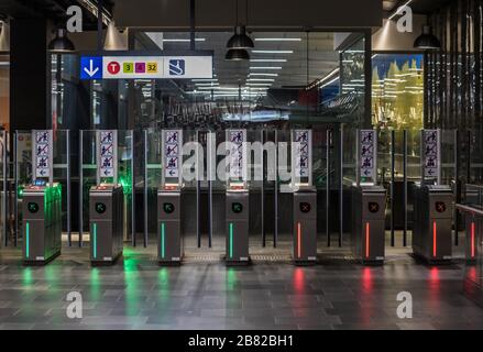Brüsseler Altstadt, Belgien - 02 03 2020: Zugangskontrolle im renovierten Inneren der U-Bahn de Beurs - La Bourse Stockfoto