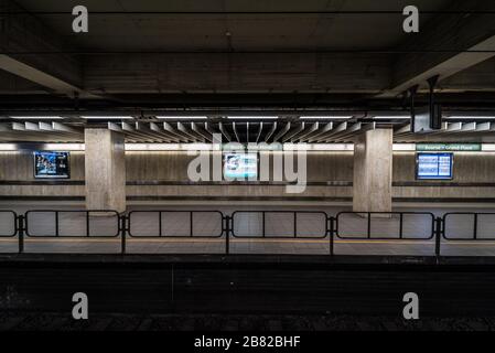Brüsseler Altstadt, Belgien - 02 03 2020: Bahnsteig und Schienen der U-Bahn de Beurs - La Bourse Stockfoto