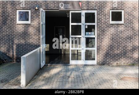 Ixelles, Brüssel Hauptstadt Region / Belgien - 02 06 2020: Fassade des Mandela-Eingangs des Aula-Gebäudes Q Stockfoto