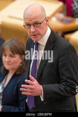 Der stellvertretende erste Minister und Bildungsminister John Swinney gibt seine Erklärung zu schottischen Schulschließungen aufgrund des Coronavirus in der Hauptkammer des schottischen Parlaments in Edinburgh ab. Stockfoto