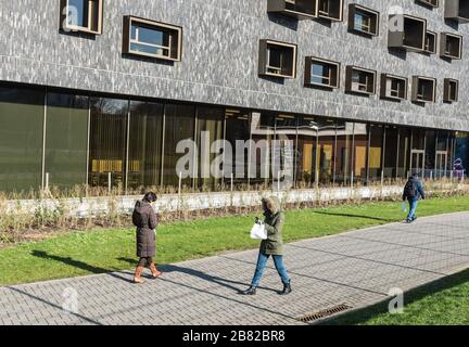 Ixelles, Region Brüssel Hauptstadt / Belgien - 02 06 2020: Studenten, die an den vorübergehenden Wohnheimes für Professoren und Kongresse der VUB unive vorbeikommen Stockfoto