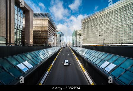 Brüssel Europaviertel, Brüssel Hauptstadt Region / Belgien - 02 17 2020: Blick über den Verkehrstunnel in der Rue de la loi - Wetstraat Stockfoto