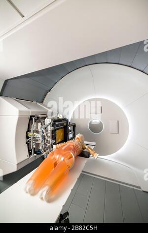 Testattrappe in einem Behandlungsraum für die Proton-Strahlentherapie in einem Krankenhaus. Uppsala, Schweden. Stockfoto