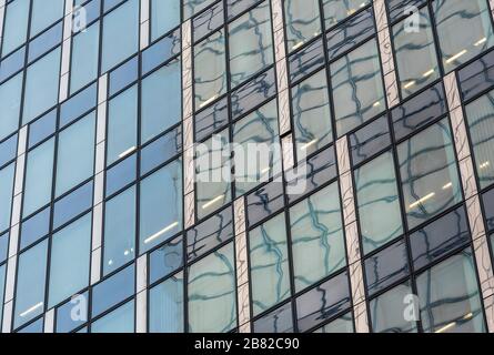 Schaerbeek, Region Brüssel-Hauptstadt / Belgien - 02 20 2020: Die blauen Bürofenster am Hauptsitz von Engie spiegeln Muster wider Stockfoto