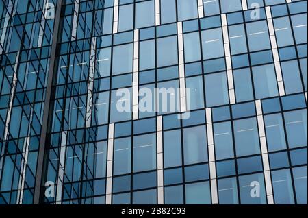 Schaerbeek, Region Brüssel-Hauptstadt / Belgien - 02 20 2020: Die blauen Bürofenster am Hauptsitz von Engie spiegeln Muster wider Stockfoto