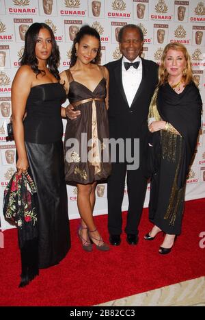 Sir Sidney Poitier und die Töchter Anika Poitier, Sydney Tamiia Poitier und Joanna Shimkus bei den BAFTA/LA Cunard Brittania Awards 2006 im Hyatt Regency Century Plaza Hotel in Los Angeles, Kalifornien. Die Veranstaltung fand am Donnerstag, den 2. November 2006 statt. Foto von: SBM / PictureLux - Aktenzeichen # 33984-9110SBMPLX Stockfoto