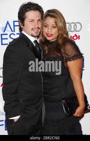 Freddy Rodriguez und Frau Elsie auf dem AFI fest 2006 Black Tie Opening Night Gala und US-Premiere von Emilio Estevez's 'Bobby' im Grauman's Mann Chinese Theatre in Hollywood, Kalifornien. Die Veranstaltung fand am Mittwoch, 1. November 2006 statt. Foto von: SBM / PictureLux - Aktenzeichen # 33984-9141SBMPLX Stockfoto