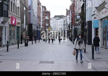 Eine verlassene Grafton Street in Dublin, wie NHS England mitteilte, hatte die Zahl der Todesopfer bei Coronavirus in Großbritannien 137 erreicht. Stockfoto