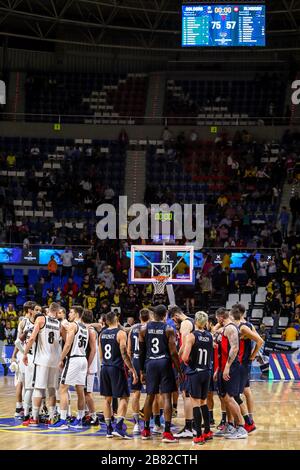 San Cristobal Della Laguna, Spanien. März 2020. Segafredo Virtus Bologna und San Lorenzo de Almagro am Ende des Spiels des FIBA Intercontinental Cup Teneras 2020 - erstes Halbfinalspiel zwischen Segafredo Virtus Bologna und San Lorenzo de Almagro im Pabellón Santiago Martín, San Cristobal de La Laguna - Tenera. (Endstand: Segafredo Virtus Bologna - San Lorenzo de Almagro 75-57) (Foto von Davide Di Lalla/Pacific Press) Credit: Pacific Press Agency/Alamy Live News Stockfoto