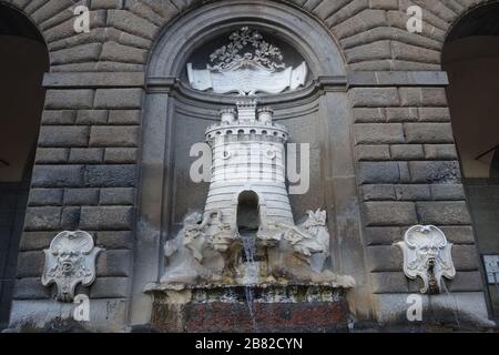 Der Brunnen des Barock im italienischen Dorf Nepi, Region Latium Stockfoto