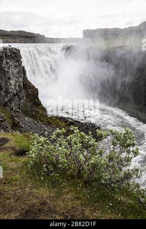 Dettifoss Wasserfall im Vatnajokull Nationalpark, von Osten gesehen auf Jokulsa, einem Fluss Fjollum, der vom Vatnajokull-Gletscher im Nordosten fließt, Stockfoto