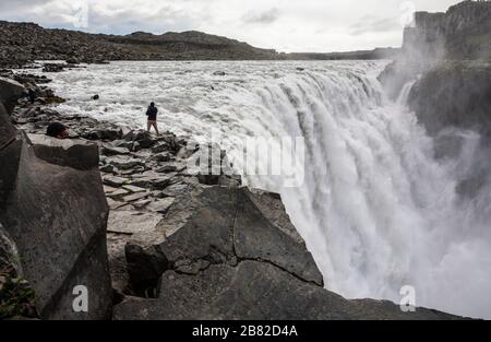 Dettifoss Wasserfall im Vatnajokull Nationalpark aus der Sicht von Osten auf Jokulsa ein Fjollum Fluss, der vom Vatnajokull Gletscher fließt, Nordosten, Stockfoto