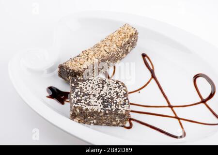 Veganer Schokoladenkuchen mit Nüssen und Samen auf weißem Hintergrund Stockfoto