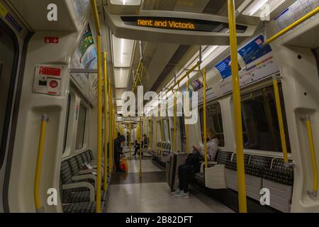 London, Großbritannien. märz 2020. Innenraum eines London Underground Circle Line-Zuges während der Coronavirus-Lockdown 2020. Der Wagen ist fast leer, mit sichtbarer sozialer Distanz und mit Gesichtsmasken. Der Zug fährt über die Bahnhöfe Embankment und Victoria, während sich die Stadt auf die Abriegelung vorbereitet. Penelope Barritt/Alamy Live News Stockfoto