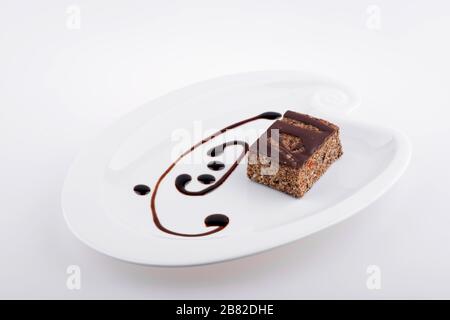 Veganer Schokoladenkuchen mit Nüssen und Samen auf weißem Hintergrund Stockfoto