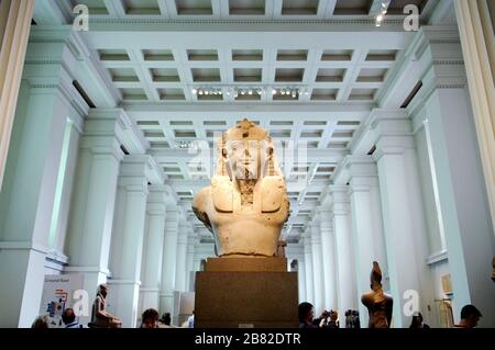 Pharaonen-Figur, Amenhotep III, aus Theben im ägyptischen Skulpturenraum, im British Museum. Stockfoto